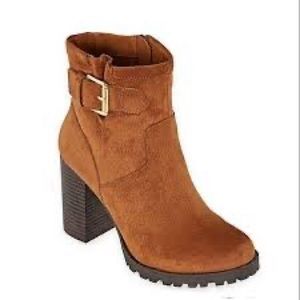 BRAND NEW Ann Ronnie memory foam boots. Size 10 brown suade